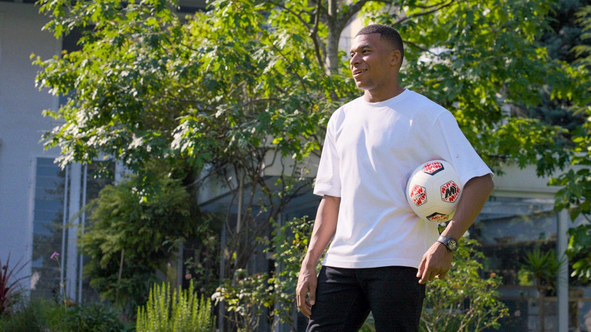 Kylian Mbappé talking with Ari.